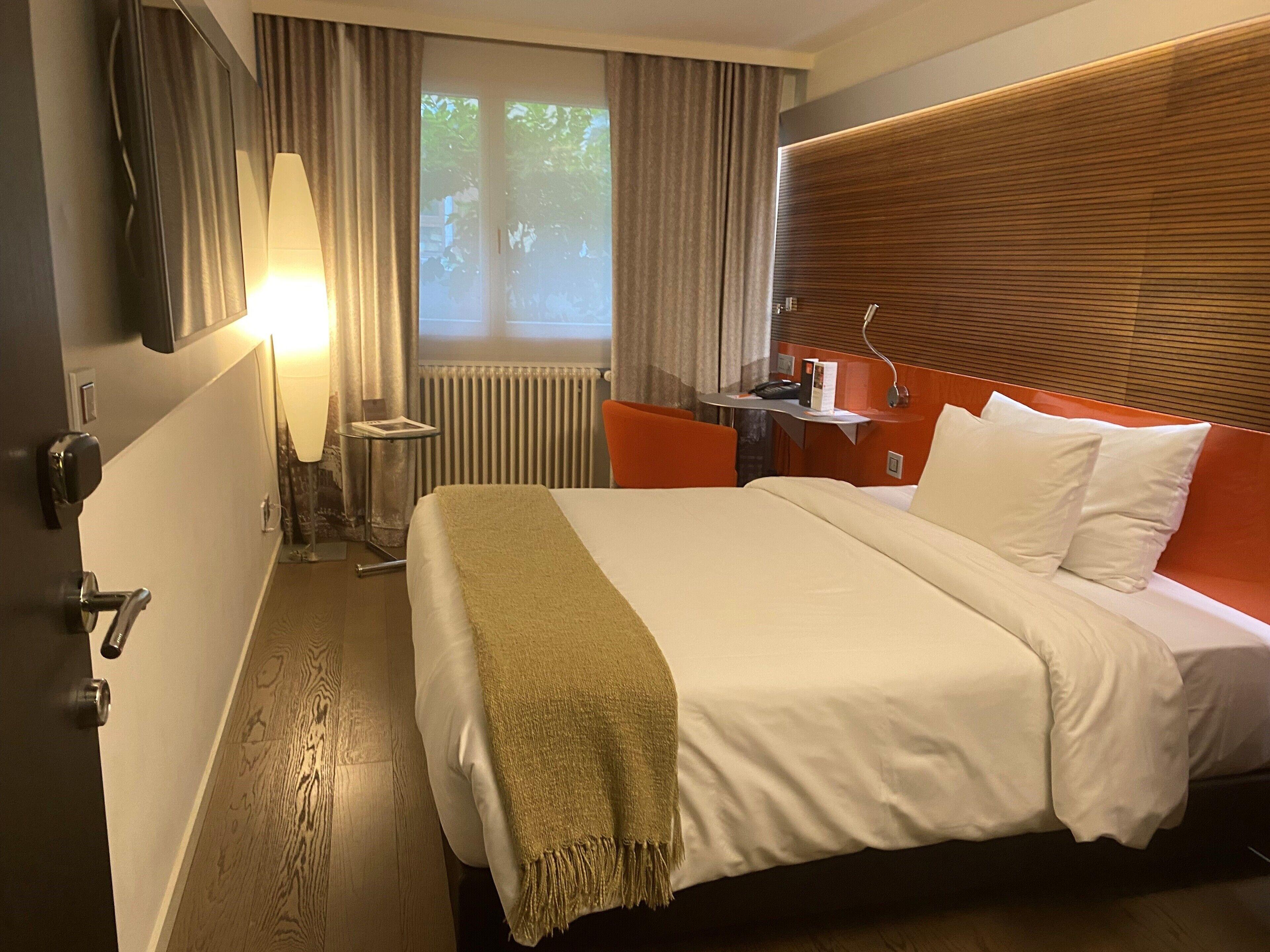 Design F6 3* Ginebra